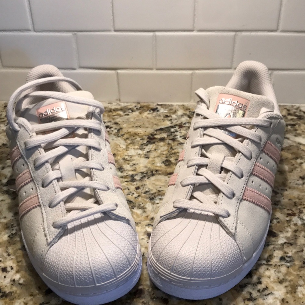🔥BRAND NEW Adidas Shell Toe Pink/Creme size 5.5
